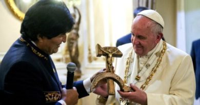 Cette image a un attribut alt vide ; le nom du fichier est bergoglio-et-moral%C3%A8s-390x205.jpg