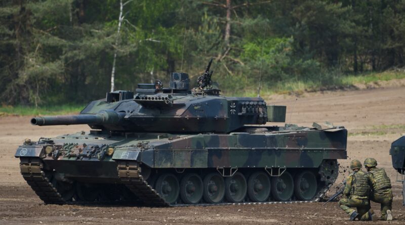Au moment où la Suède, aux côtés de la Finlande, cherche à rejoindre l’OTAN – un processus qui a été bloqué en raison des objections turques – le gouvernement suédois a annoncé qu’il prévoyait de livrer « environ » 10 chars Leopard 2 et des systèmes anti-aériens à l’Ukraine.