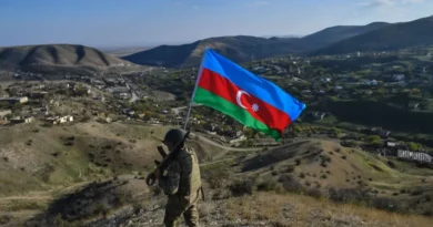 soldat-larmee-azerbaidjanaise-portant-drapeau-region-Haut-Karabakh-23-octobre_0