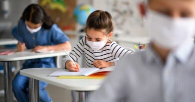 Trump signe un décret pour couper le financement des écoles qui imposent la vaccination contre le COVID