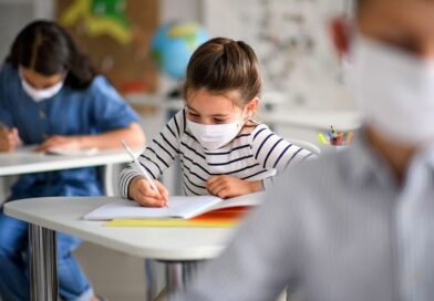 Trump signe un décret pour couper le financement des écoles qui imposent la vaccination contre le COVID