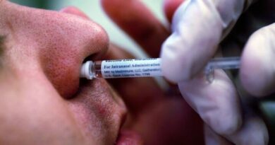 Vaccin nasal COVID: entre critiques politiques et innovations scientifiques