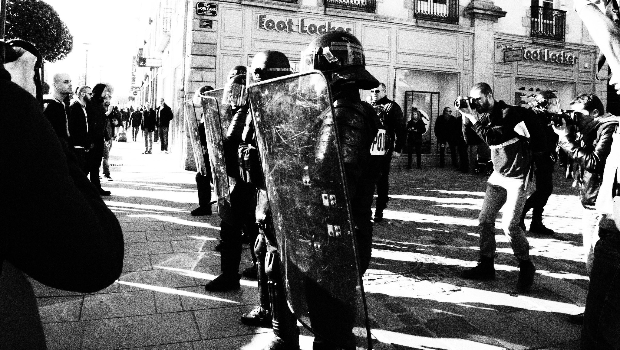 La restriction des libertés de la population est l’une des conditions de la survie du système